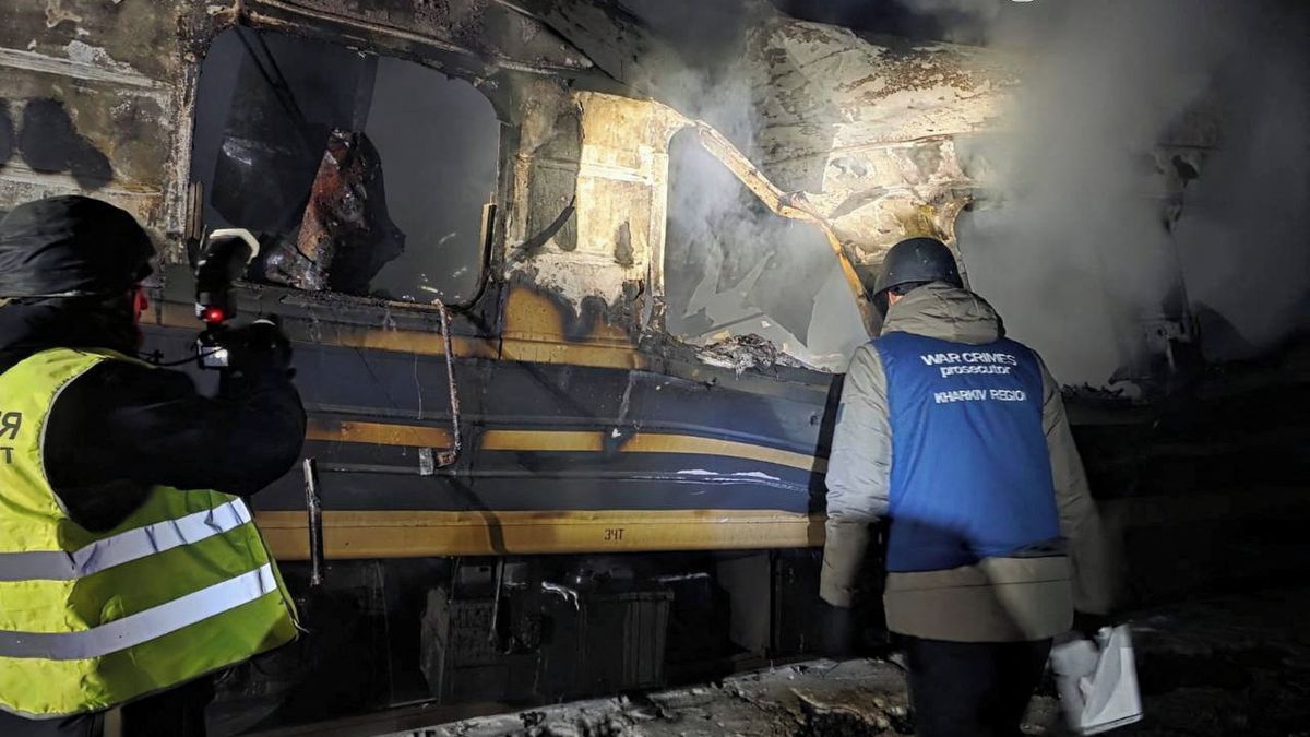 Ukrajinská železnice kvůli hrozbě útoků dronů vozí lidi autobusy